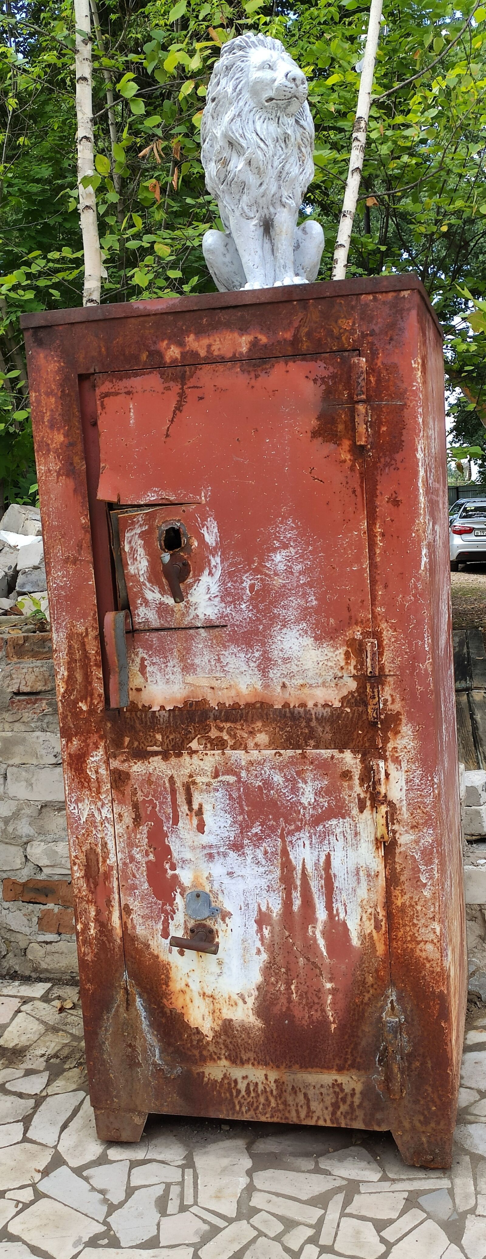 Xiaomi Mi 9T sample photo. Rustic, rusted safe, safe photography