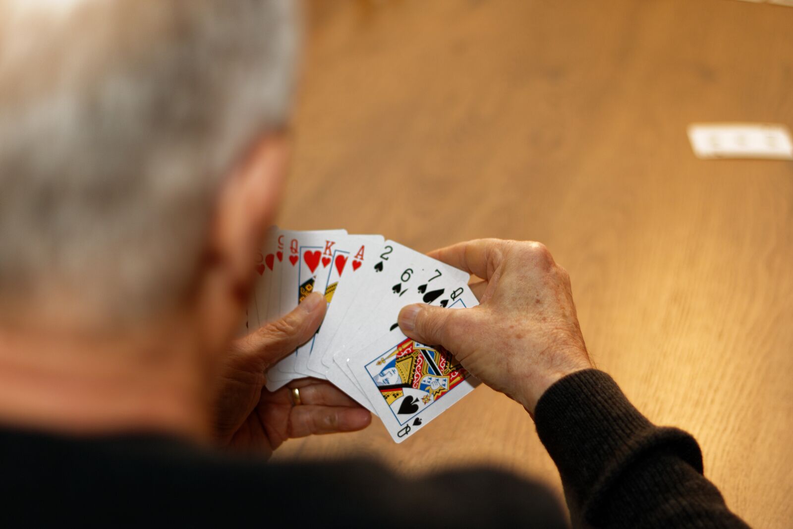 Canon EF 50mm F1.8 STM sample photo. Cards, old man, hand photography