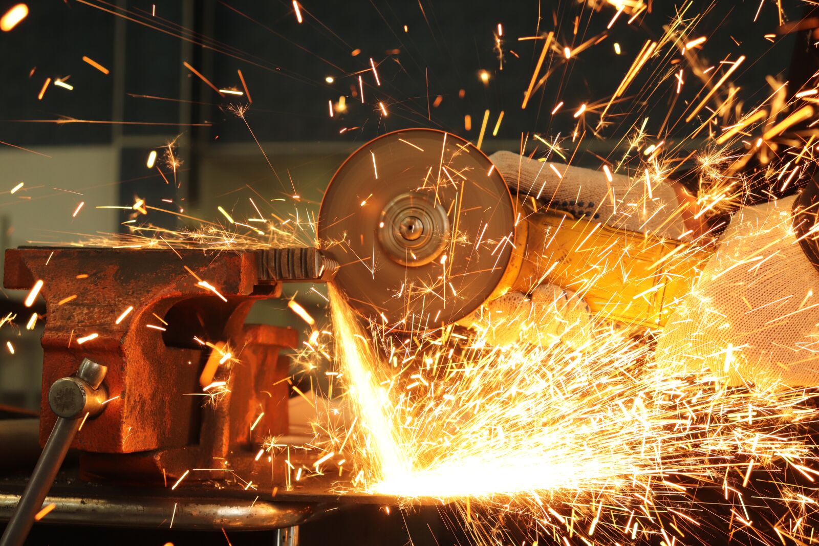 Canon EOS 200D (EOS Rebel SL2 / EOS Kiss X9) sample photo. Worker cuts metal, bulgarian photography