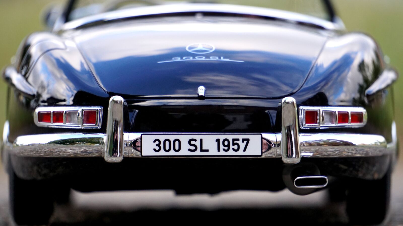 Sony E 55-210mm F4.5-6.3 OSS sample photo. Mercedes, car, auto photography