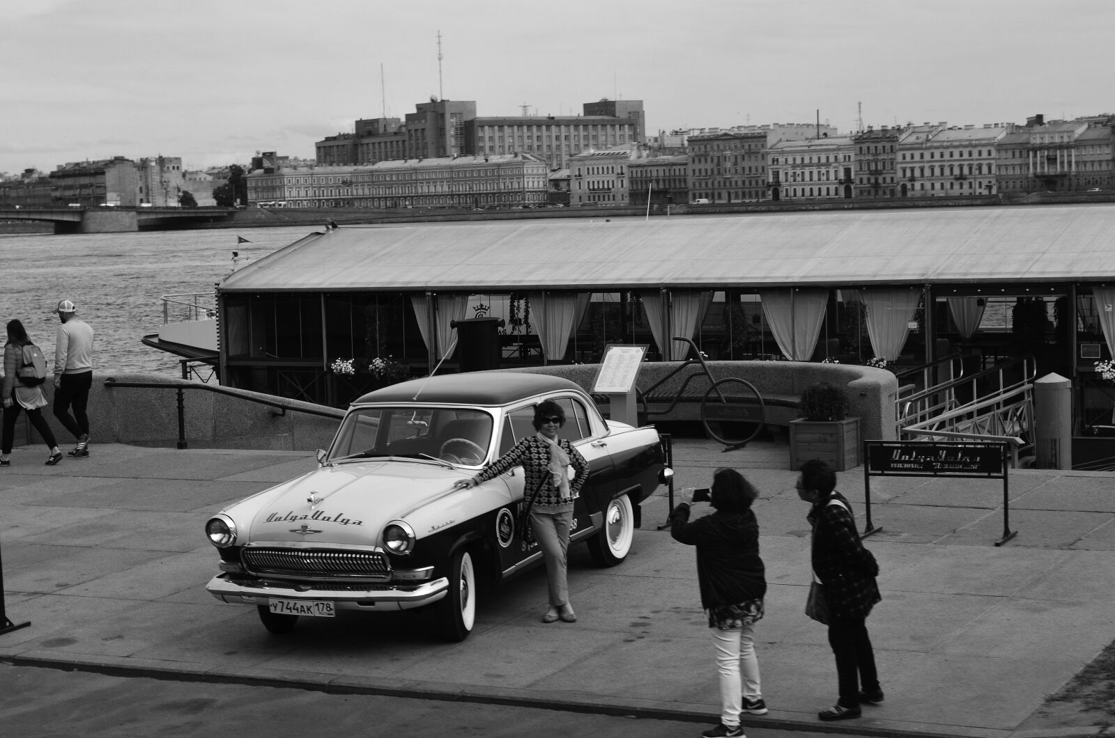 Nikon D5100 sample photo. Retro, tourists, car photography