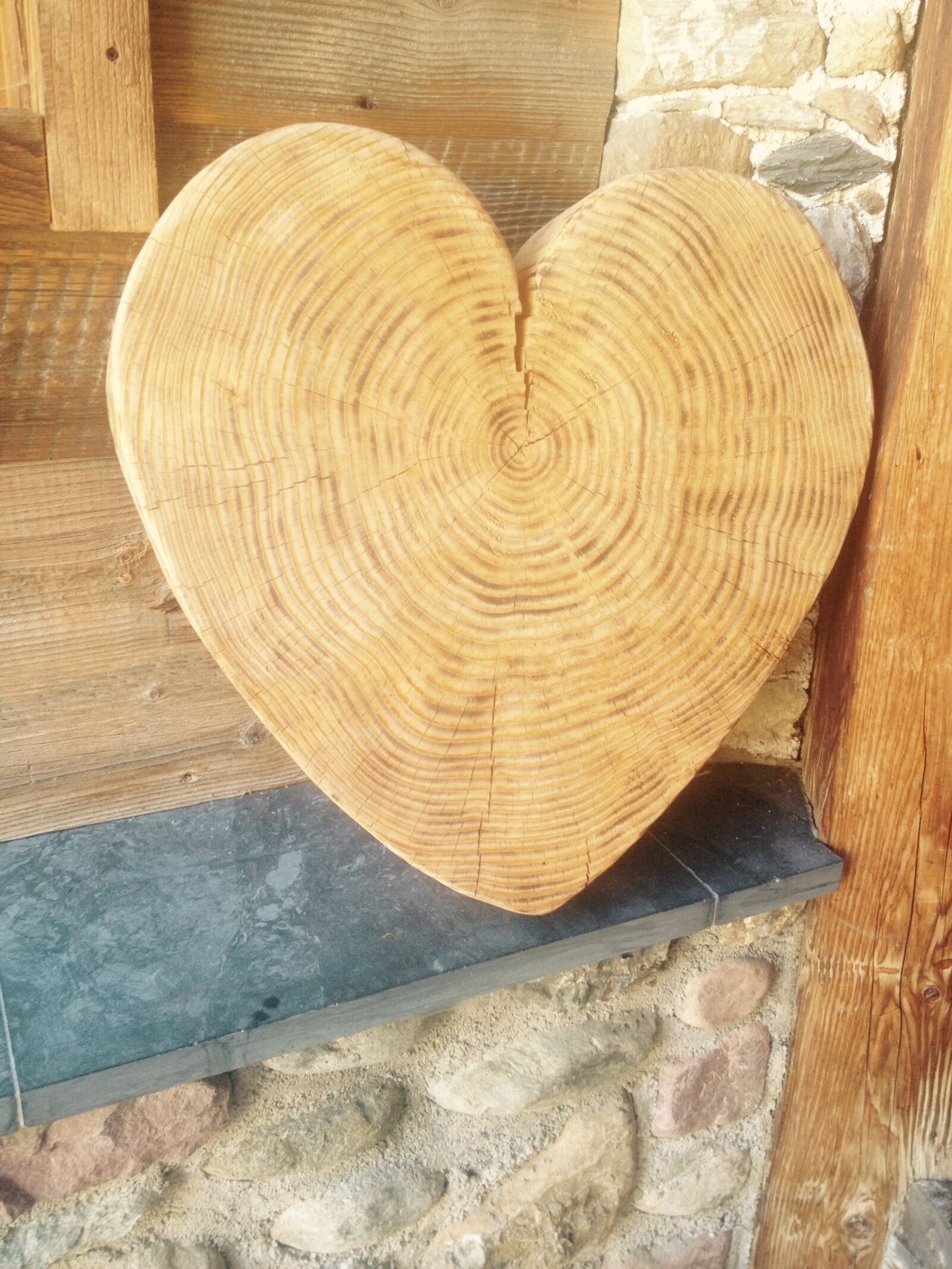 iPhone 4S back camera 4.28mm f/2.4 sample photo. Heart, wood, deco photography