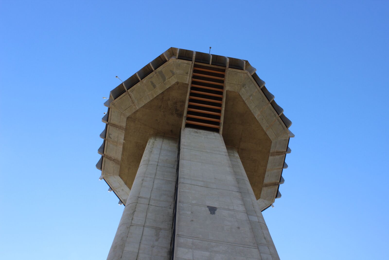 Canon EOS 600D (Rebel EOS T3i / EOS Kiss X5) sample photo. Airport, viracopos, tower photography