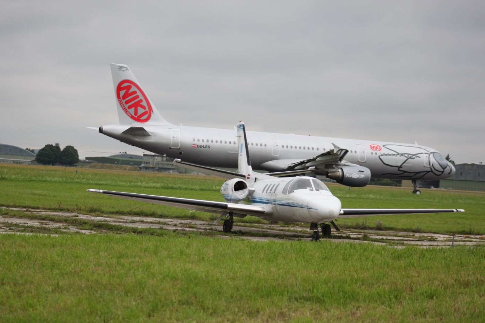Canon EOS 500D (EOS Rebel T1i / EOS Kiss X3) sample photo. Flyer, aircraft, airport photography