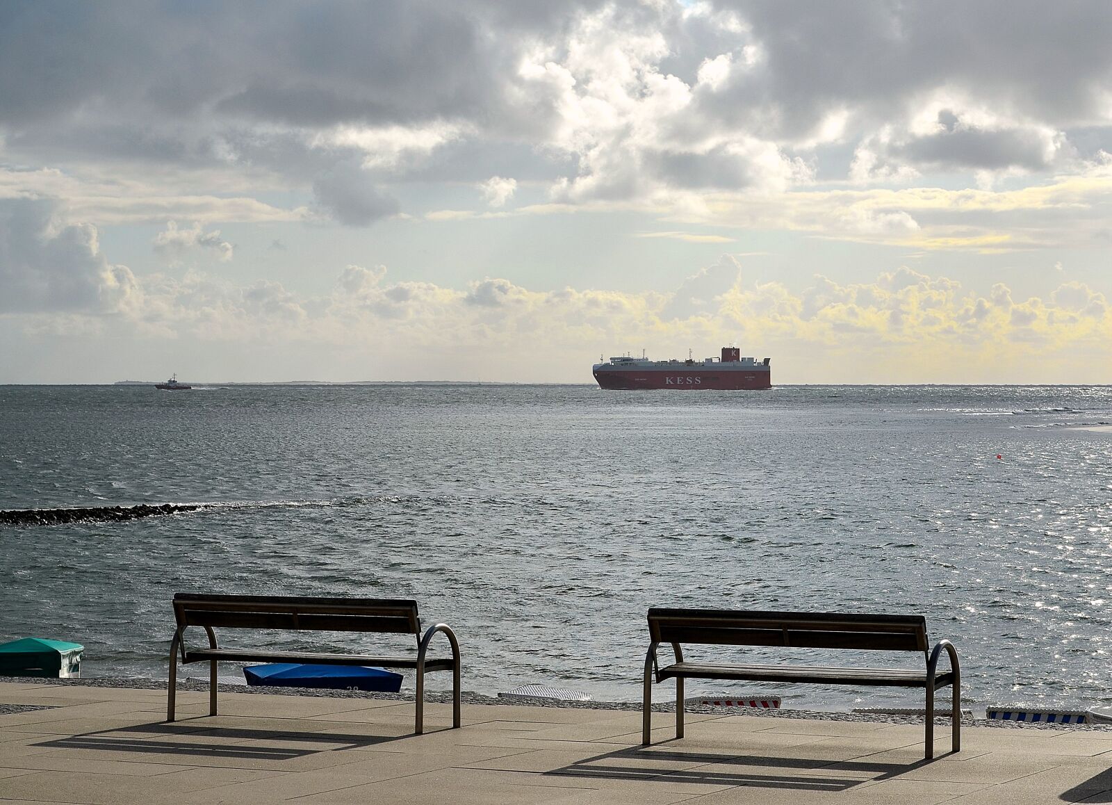 Nikon D5100 sample photo. Freighter, tug, ozeanriese photography