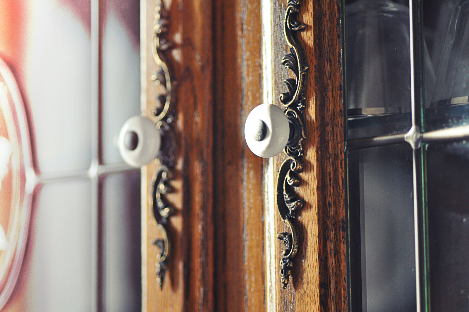 Nikon D5000 sample photo. Cabinet, macro, windows photography