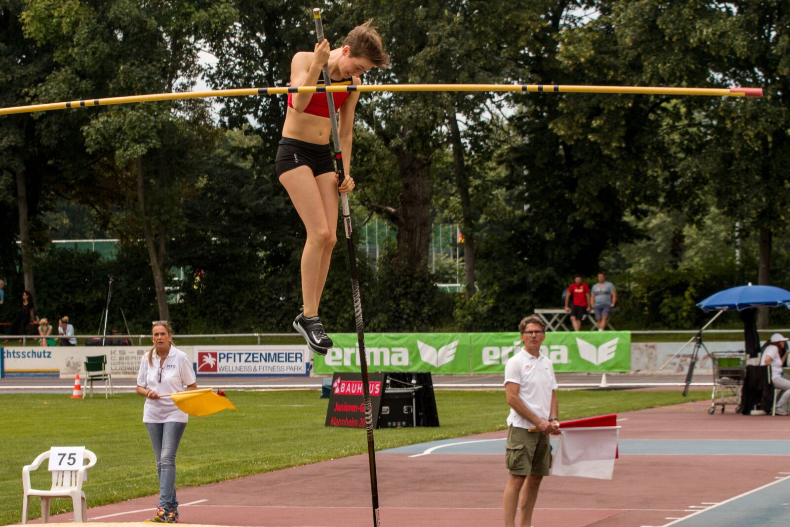 Canon EOS 70D + Canon EF 70-200mm F4L USM sample photo. Athletics, sport, pole vault photography