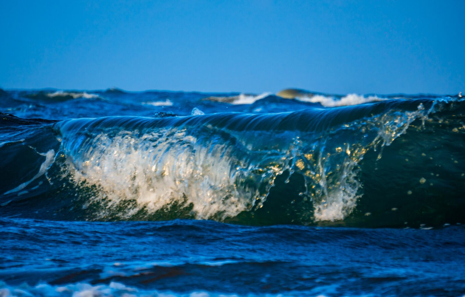 Sony a6400 + Sony E 55-210mm F4.5-6.3 OSS sample photo. Waves, tide, ocean photography