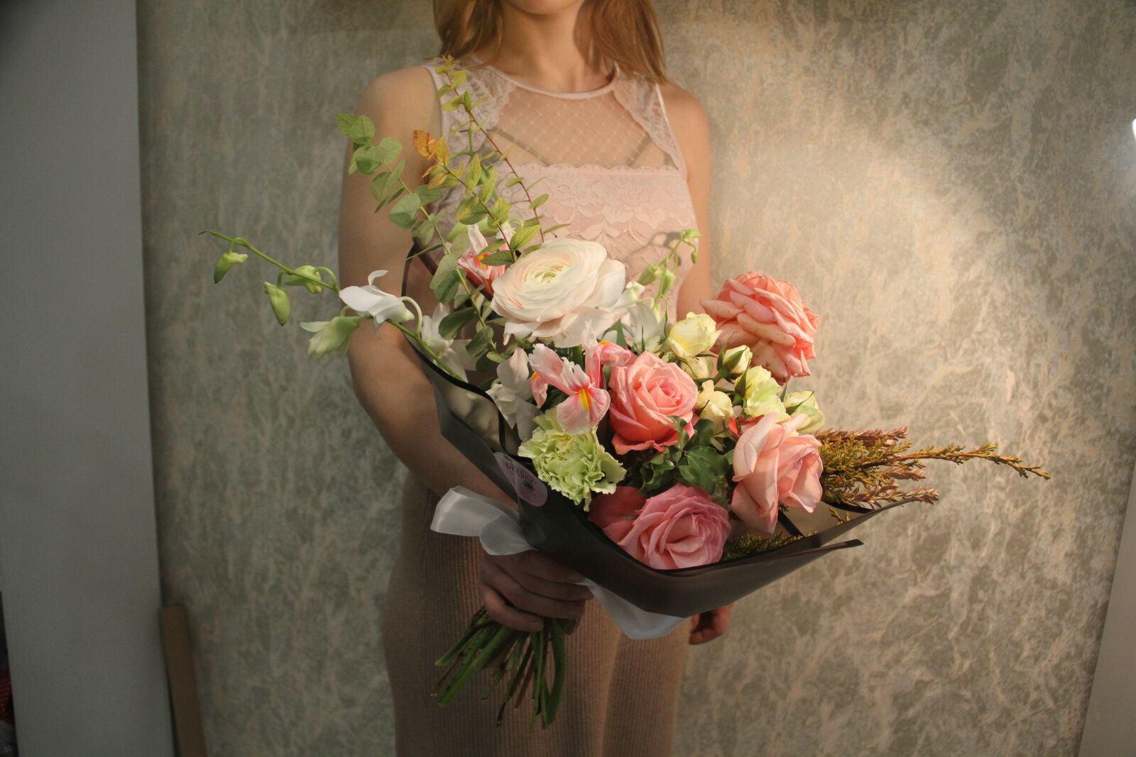 Canon EOS 7D sample photo. Bouquet, light, roses in photography