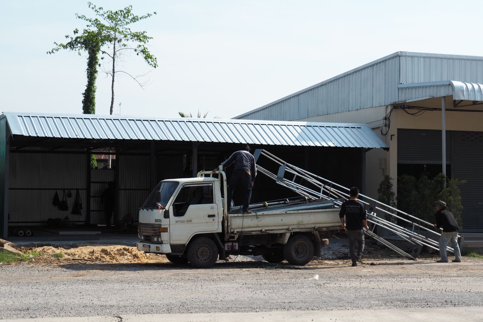 Olympus PEN E-PL7 sample photo. Construction, labor, workers photography