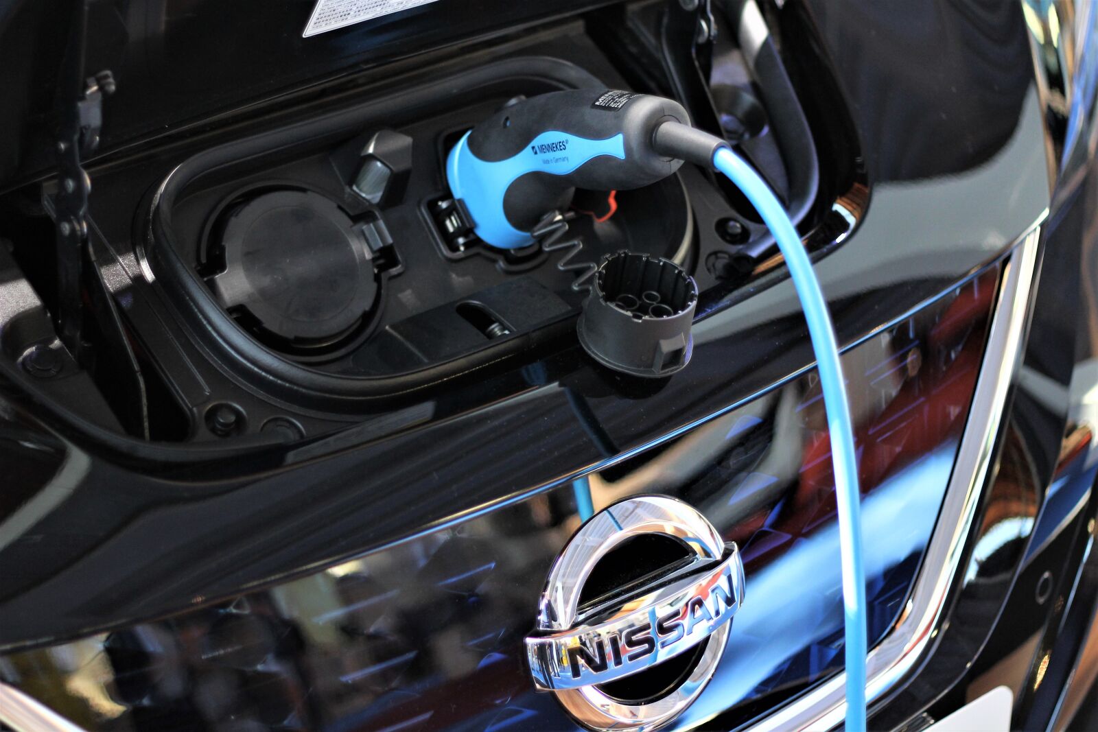Canon EOS 600D (Rebel EOS T3i / EOS Kiss X5) + Canon EF 50mm F1.8 II sample photo. Car, nissan leaf, battery photography