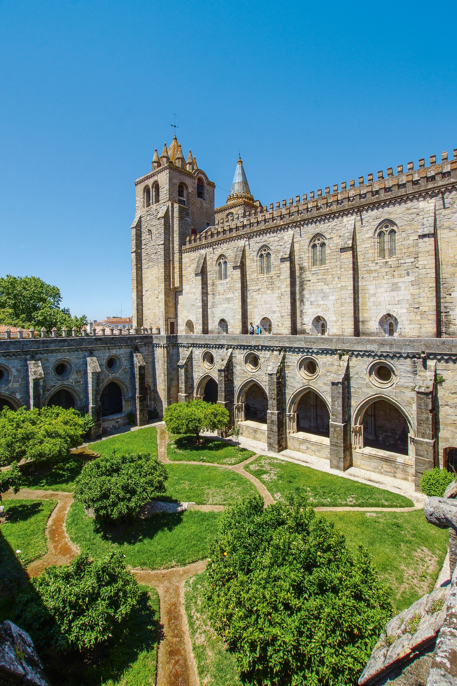 10-20mm F3.5 sample photo. évora, cathedral, cloister photography