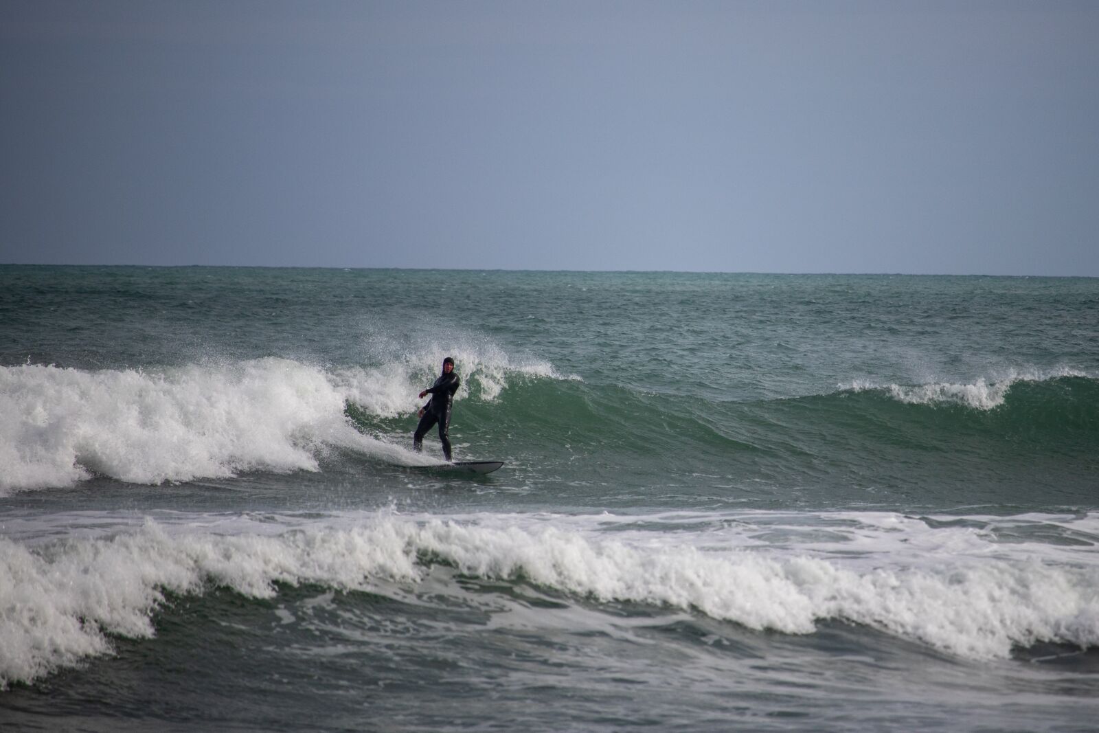 Canon EOS 200D (EOS Rebel SL2 / EOS Kiss X9) + Canon EF-S 55-250mm F4-5.6 IS STM sample photo. Surfer, wave, surfing photography