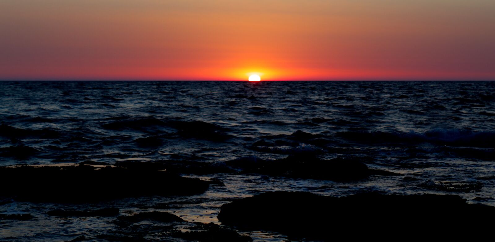 Canon EOS 1300D (EOS Rebel T6 / EOS Kiss X80) sample photo. Sunset, seascape, glowing photography