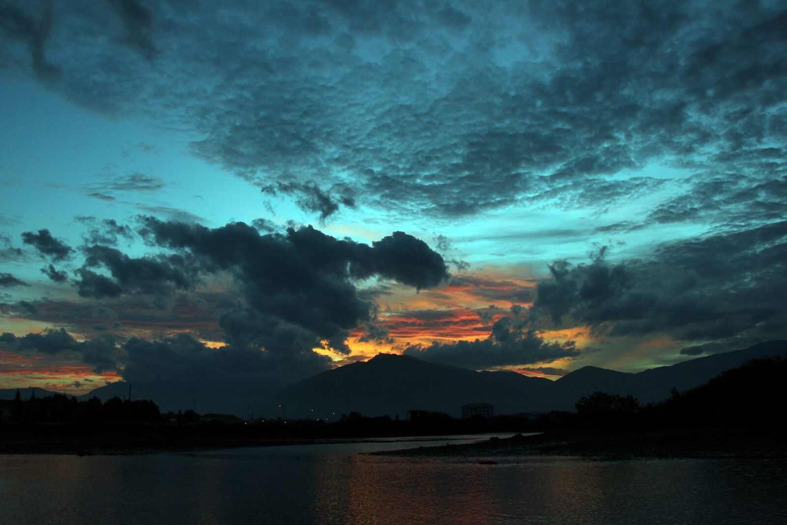 Canon EOS 550D (EOS Rebel T2i / EOS Kiss X4) sample photo. Mountain, sunset, sea photography