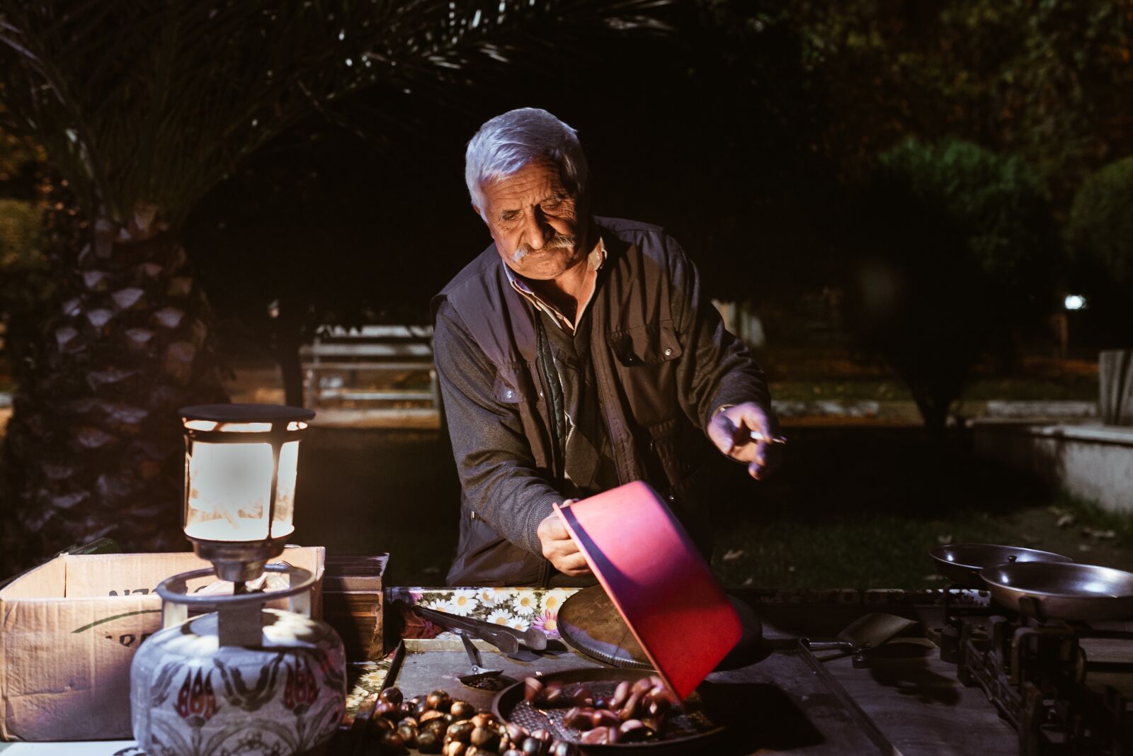 Canon EOS 6D sample photo. Dealer, old man, the photography