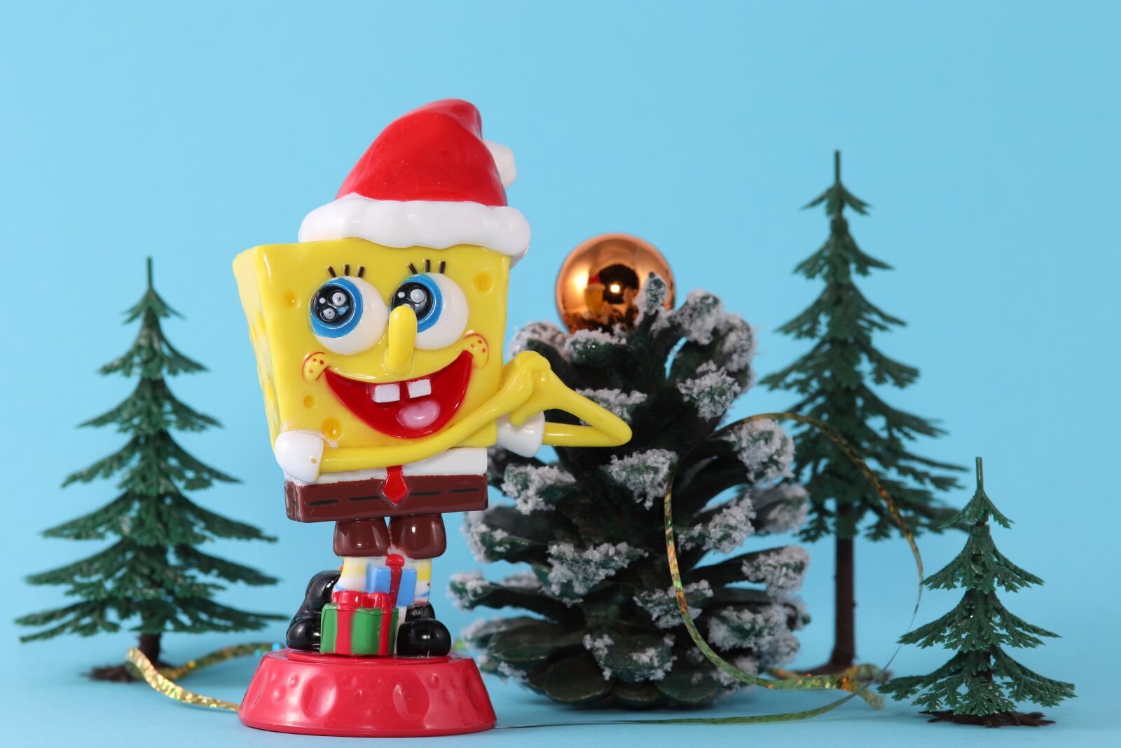 Canon EOS 800D (EOS Rebel T7i / EOS Kiss X9i) sample photo. Spongebob, sponge head, christmas photography
