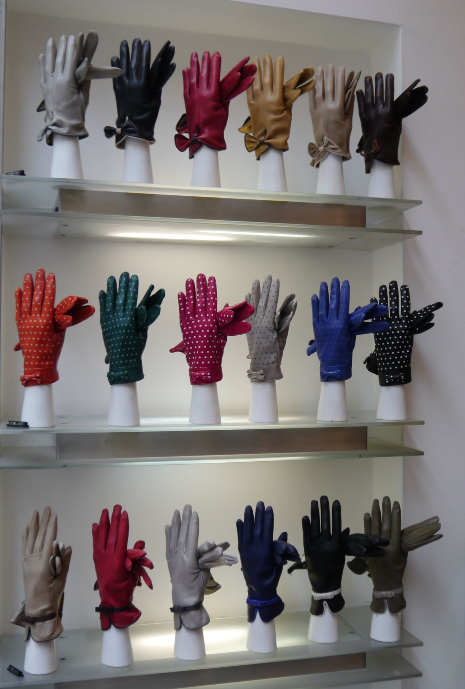 Panasonic Lumix DMC-G3 sample photo. Hands, gloves, shop photography