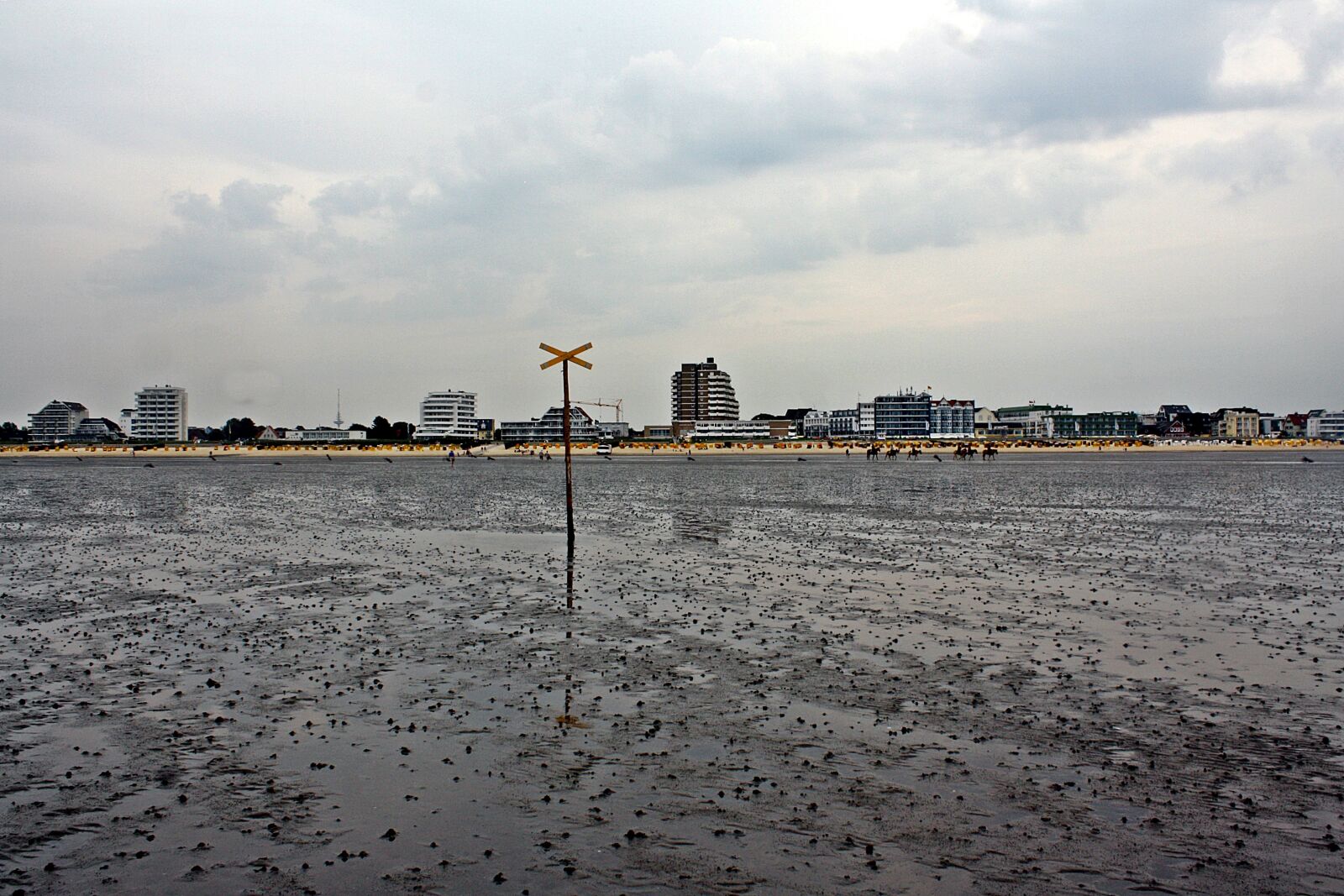 Canon EOS 1000D (EOS Digital Rebel XS / EOS Kiss F) sample photo. North sea, tide cross photography