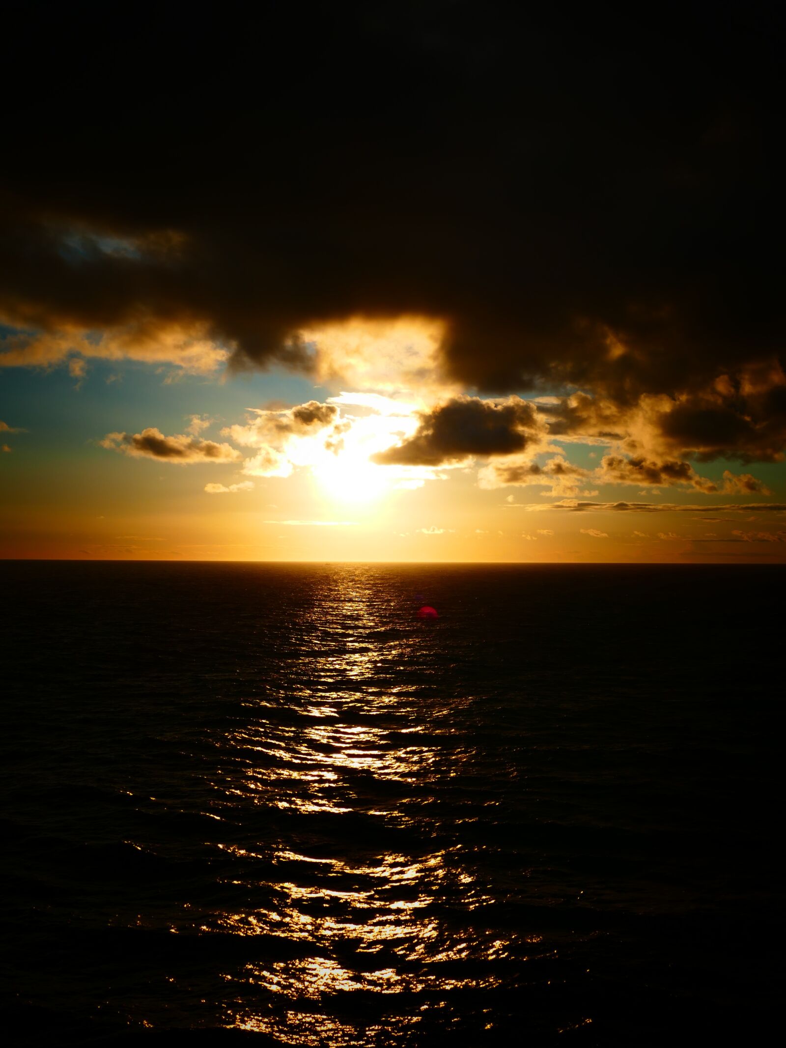 Panasonic Lumix DMC-FZ1000 sample photo. Sunset, clouds, dark photography