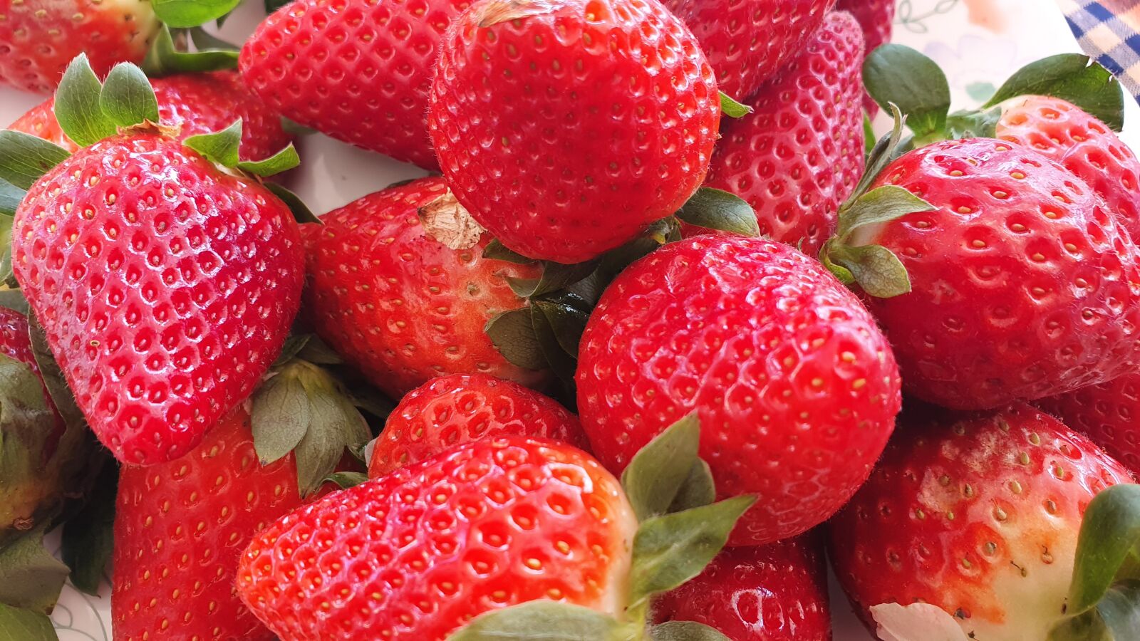 Samsung Galaxy S10 sample photo. Strawberries, fruit, dessert photography
