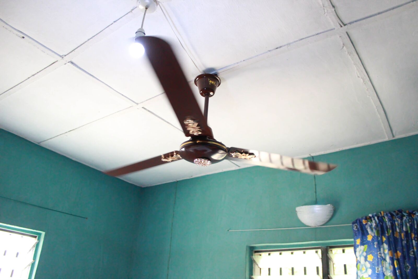 Canon EOS 600D (Rebel EOS T3i / EOS Kiss X5) sample photo. Ceiling, fan, indoor photography