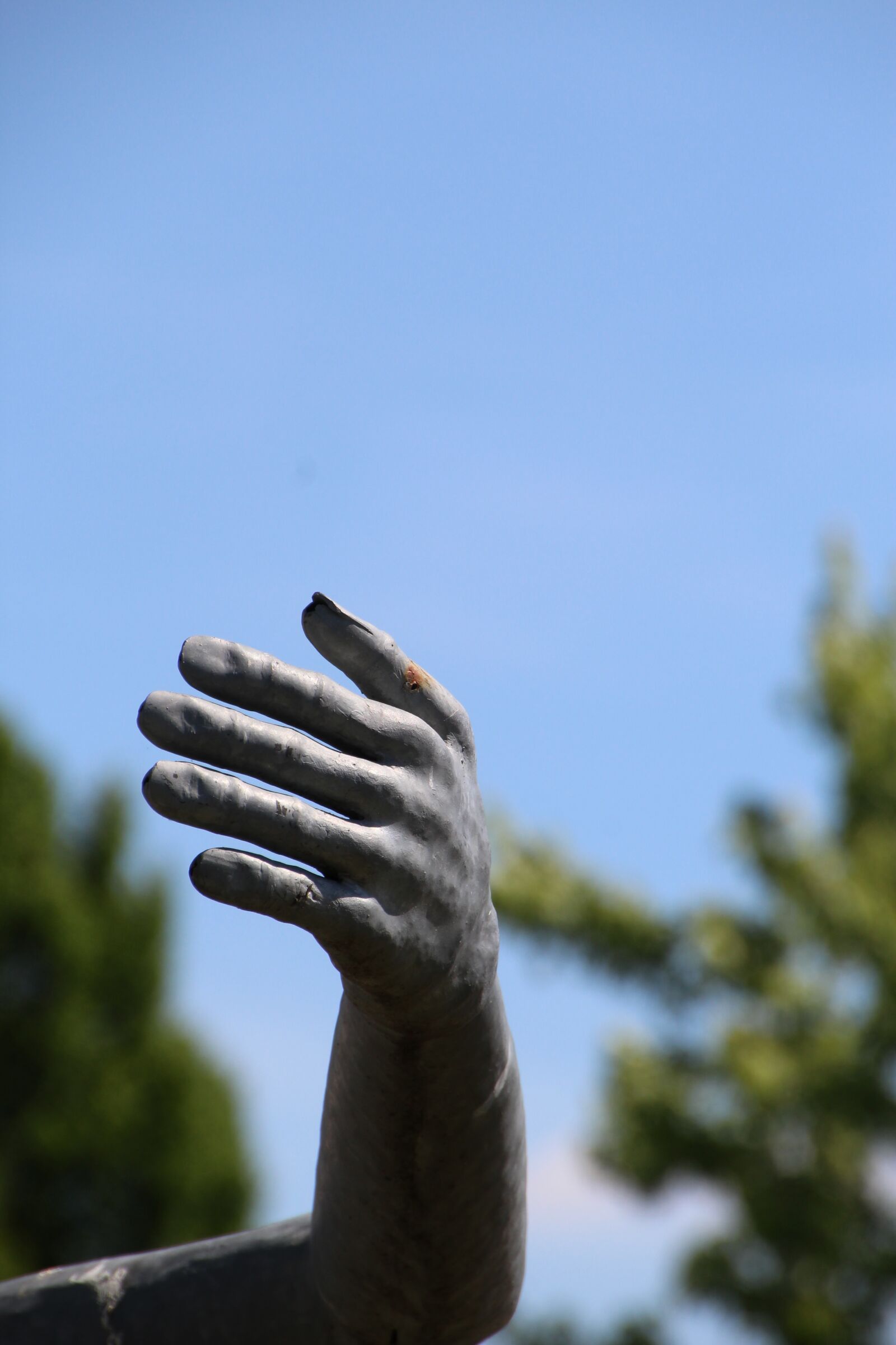Canon EOS 1200D (EOS Rebel T5 / EOS Kiss X70 / EOS Hi) sample photo. Hand, metal, sculpture photography