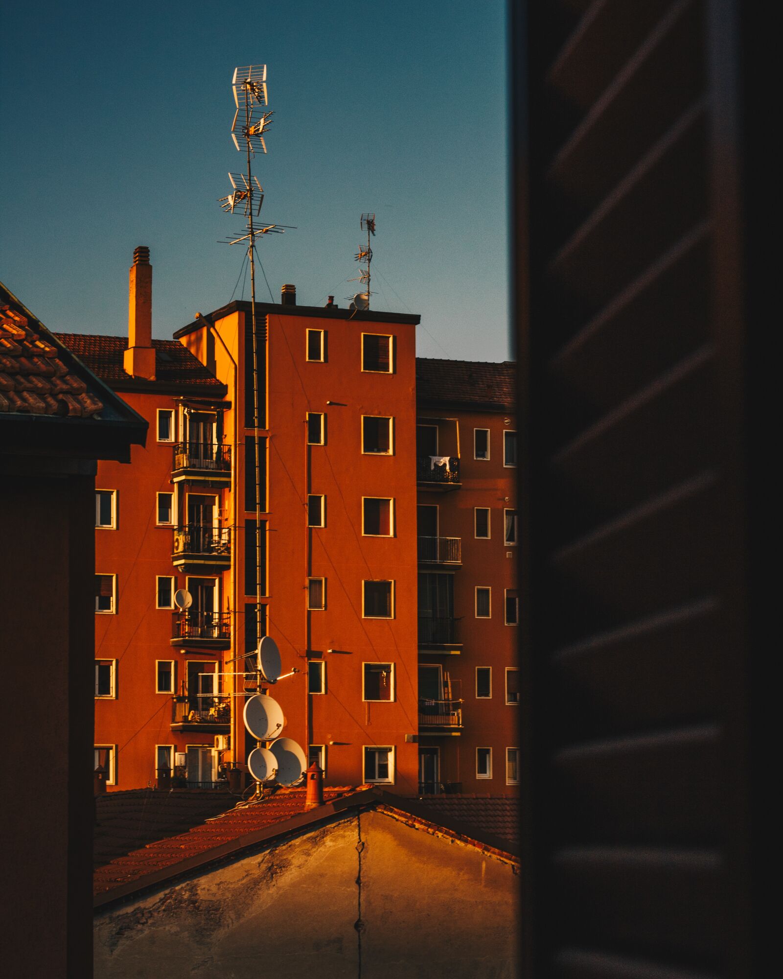 Canon EOS 1300D (EOS Rebel T6 / EOS Kiss X80) + Canon EF 50mm F1.8 STM sample photo. Milan, sunset, city photography