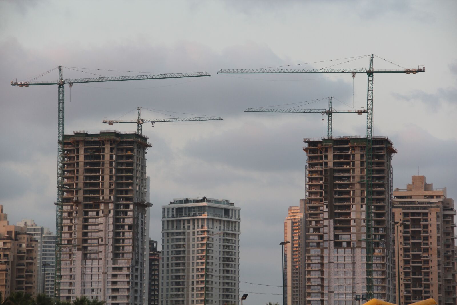 Canon EOS 600D (Rebel EOS T3i / EOS Kiss X5) sample photo. Under construction, crane, construction photography