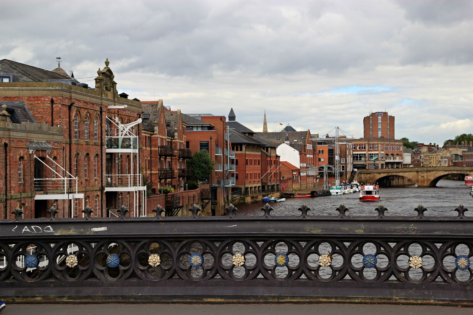 Canon EOS 550D (EOS Rebel T2i / EOS Kiss X4) sample photo. England, york, city photography