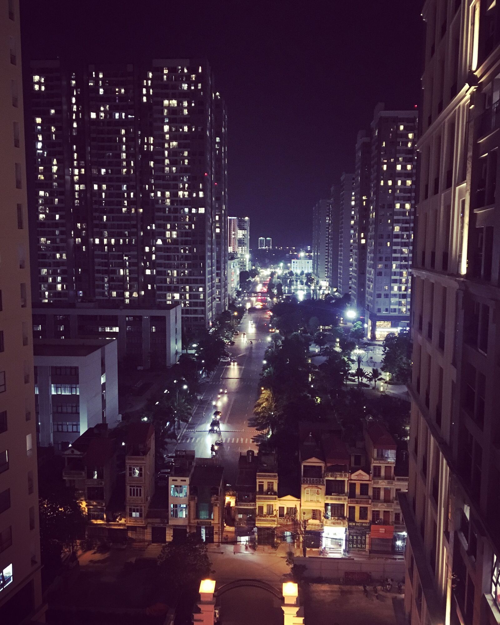 iPhone 6s back camera 4.15mm f/2.2 sample photo. Apartment, street, city photography