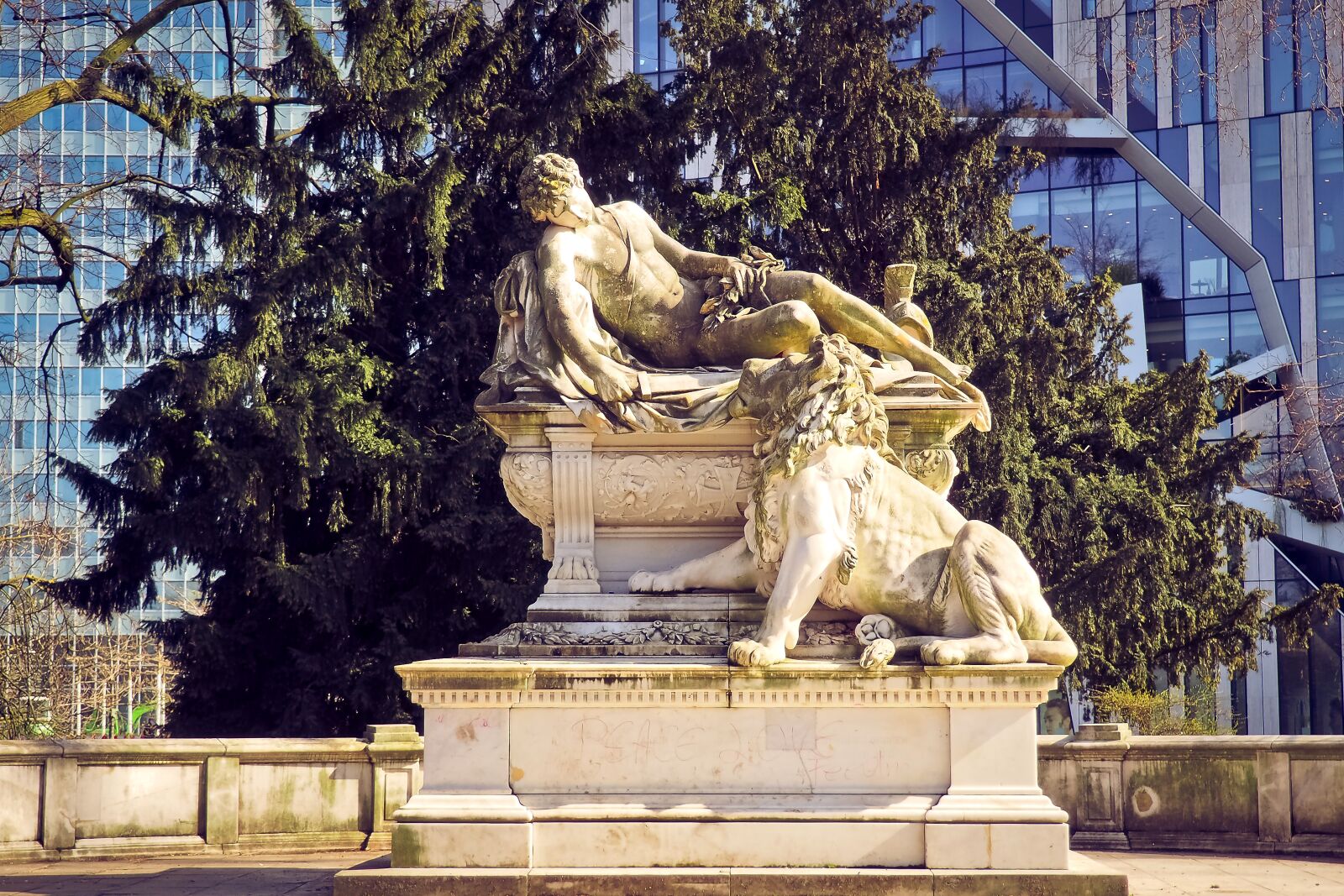 Olympus OM-D E-M10 sample photo. Statue, monument, figure photography