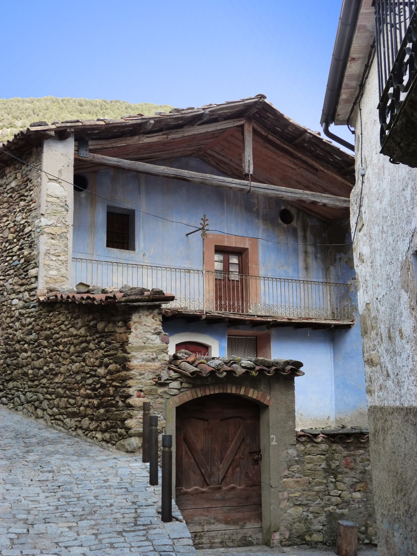 Panasonic DMC-FZ62 sample photo. Pyrenee catalunya, mansion, casa photography