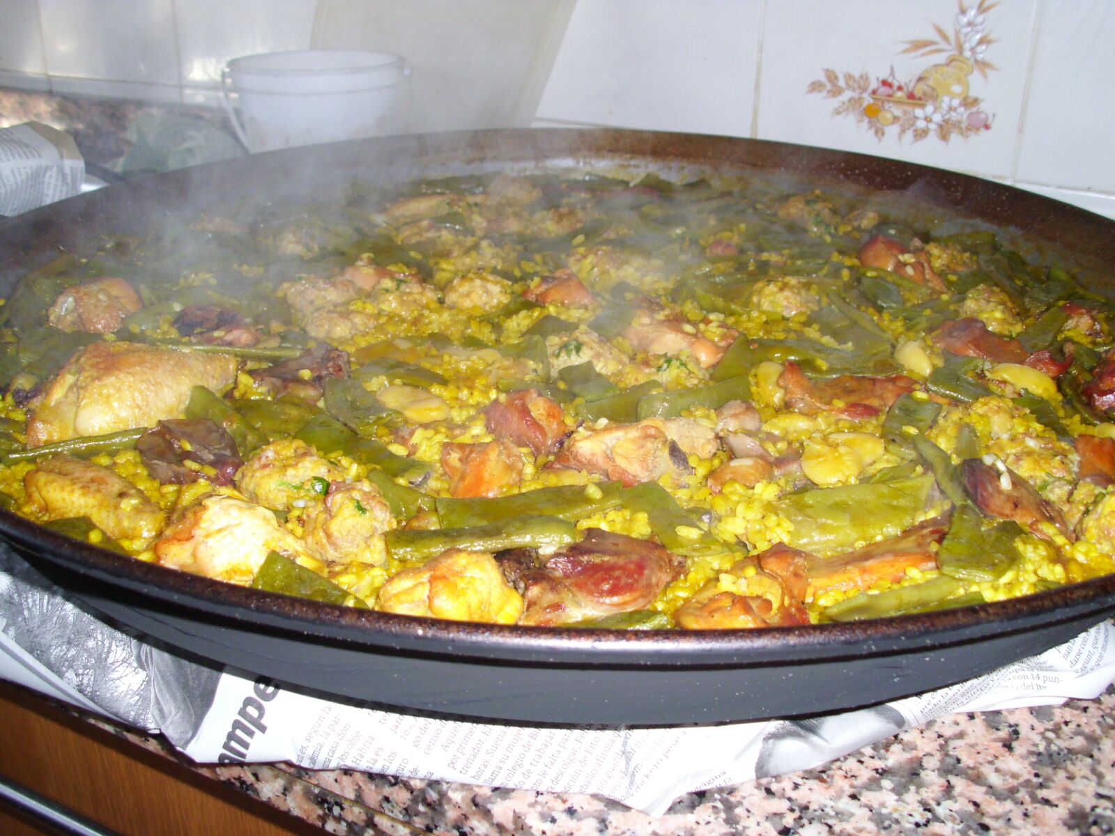 Benq DC E103X series sample photo. Paella, typical, valencia photography