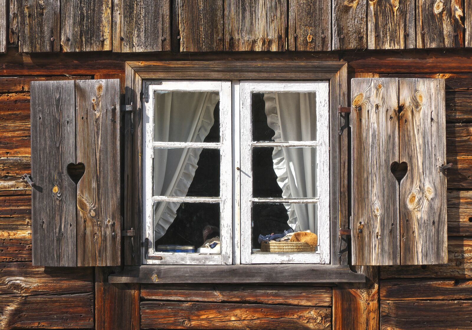 Panasonic Lumix DMC-FZ1000 sample photo. Window, wooden windows, shutter photography
