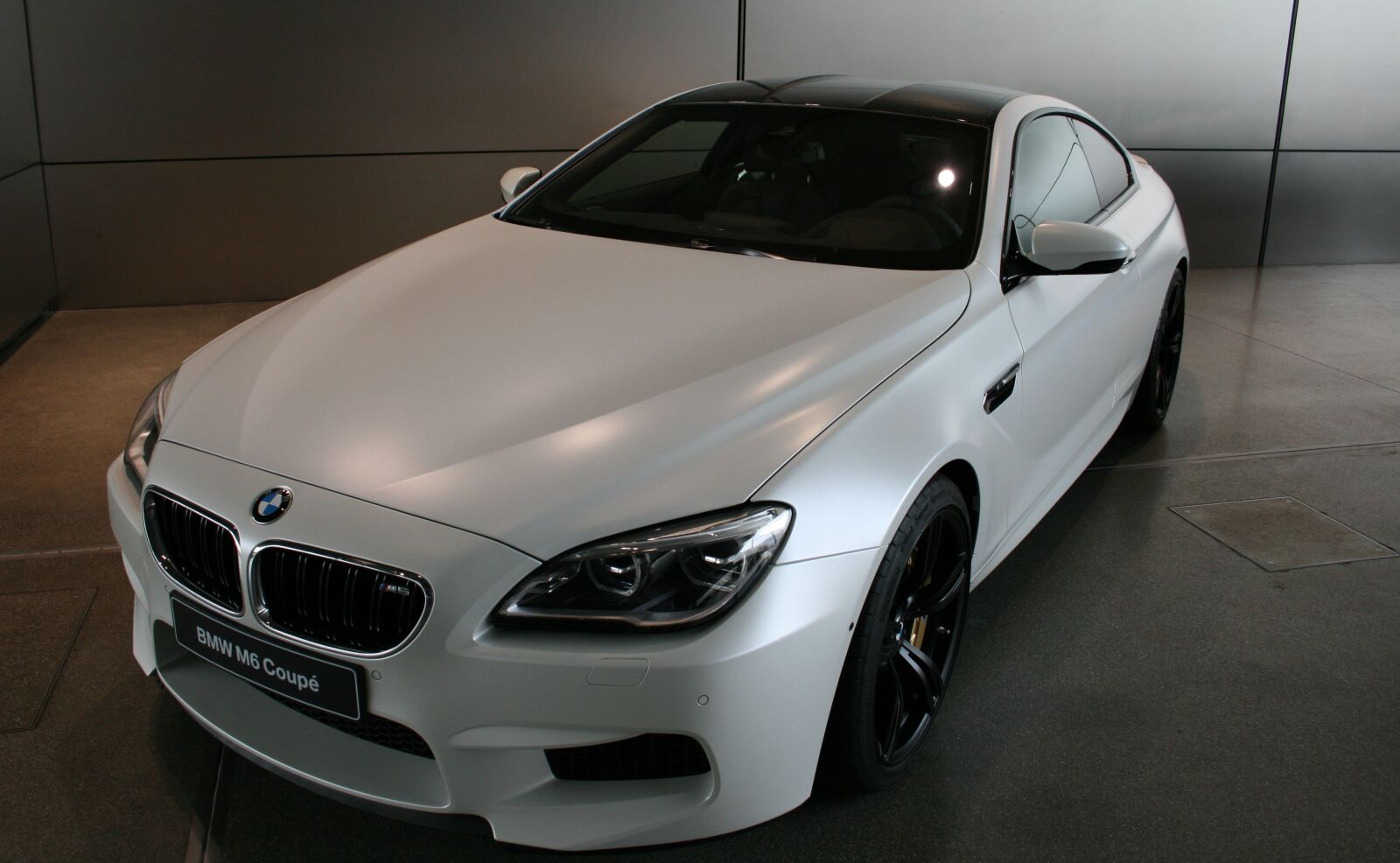 Canon EOS 400D (EOS Digital Rebel XTi / EOS Kiss Digital X) sample photo. Bmw, m6, spotlight photography