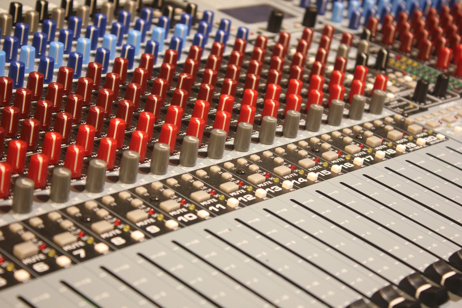 Canon EOS 550D (EOS Rebel T2i / EOS Kiss X4) sample photo. Music, console, sound photography