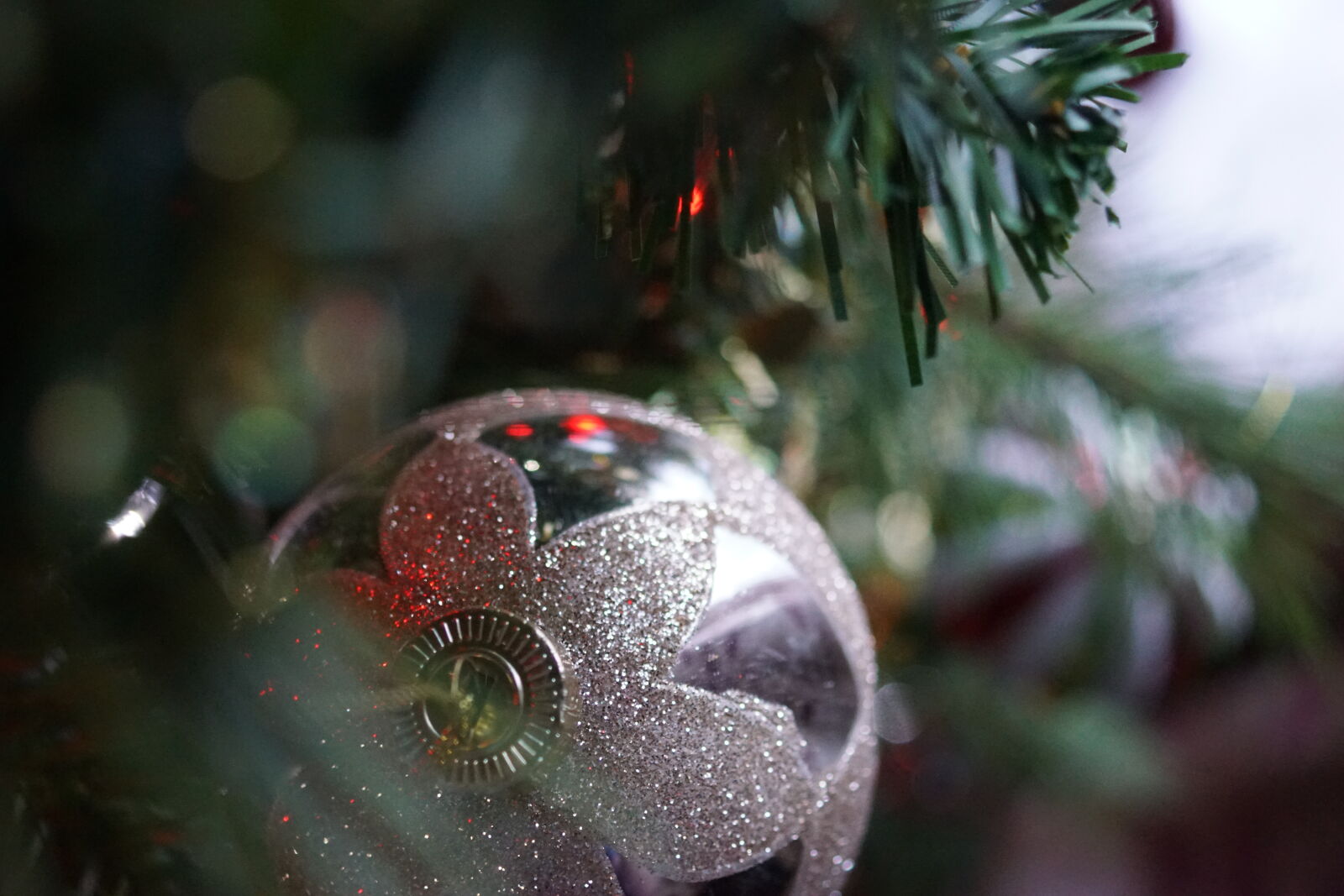 Sony SLT-A68 sample photo. Silver, christmas, bauble, hanging photography