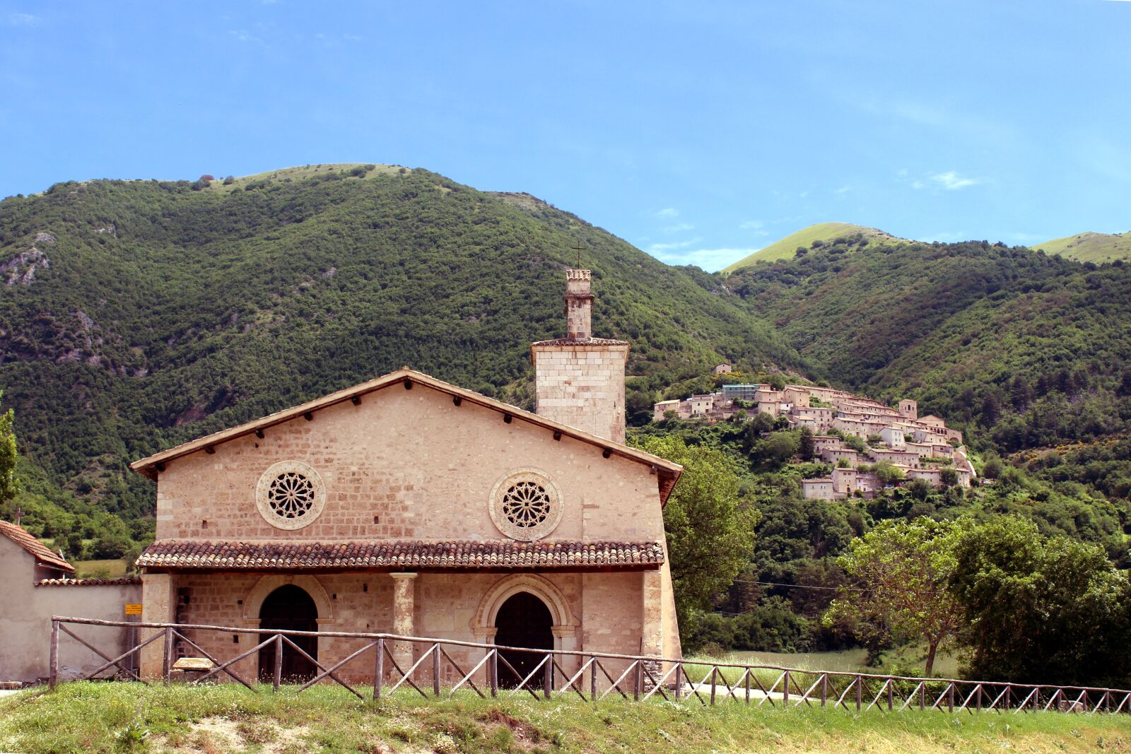 Canon EOS 1200D (EOS Rebel T5 / EOS Kiss X70 / EOS Hi) sample photo. Umbria, fields, san photography