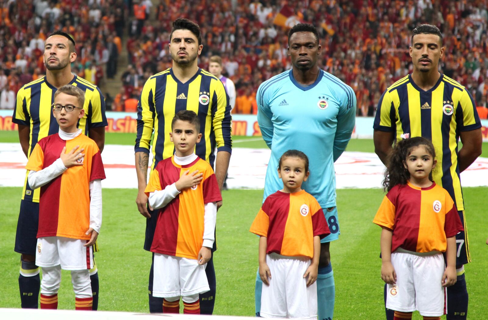 Canon EOS 5D Mark II sample photo. Galatasaray, fenerbahce, derby photography