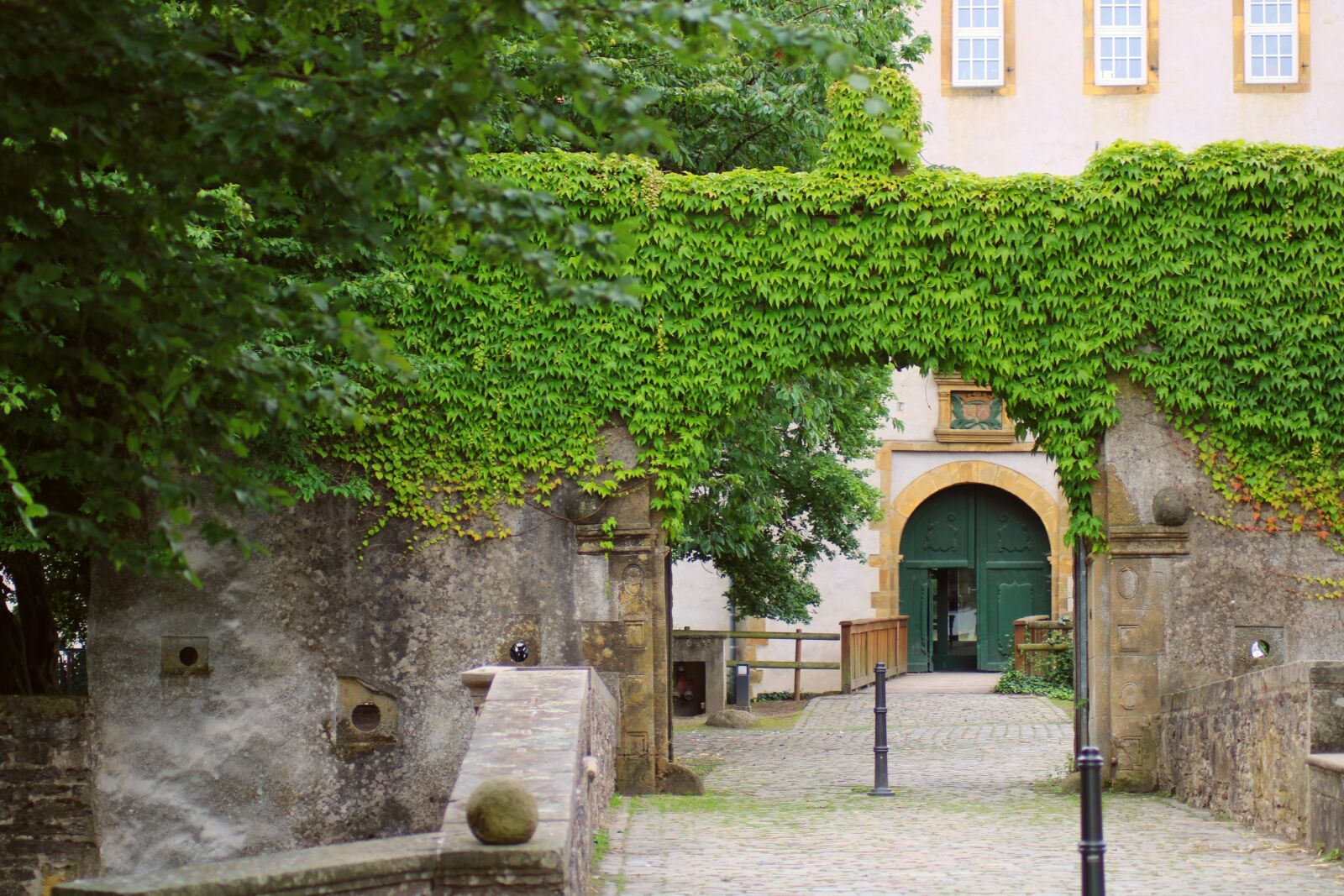 Canon EOS 2000D (EOS Rebel T7 / EOS Kiss X90 / EOS 1500D) sample photo. Schloss, park, wasserschloss photography