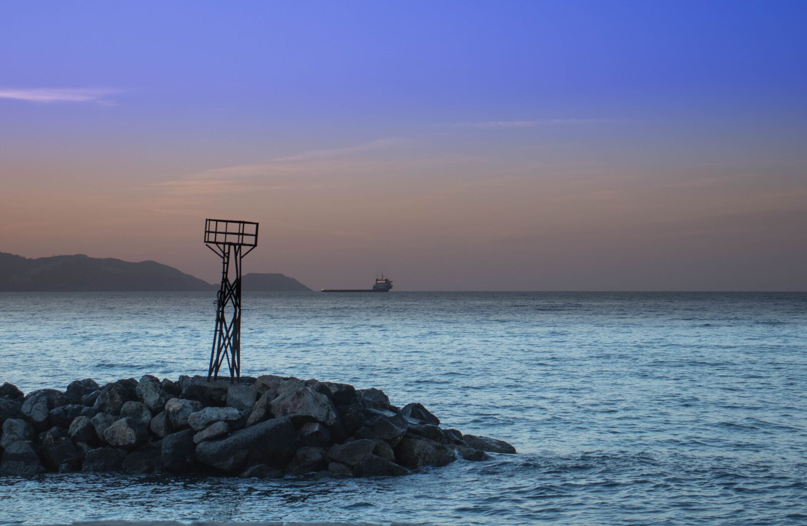 Canon EOS 800D (EOS Rebel T7i / EOS Kiss X9i) sample photo. Sea, ship, lighthouse photography