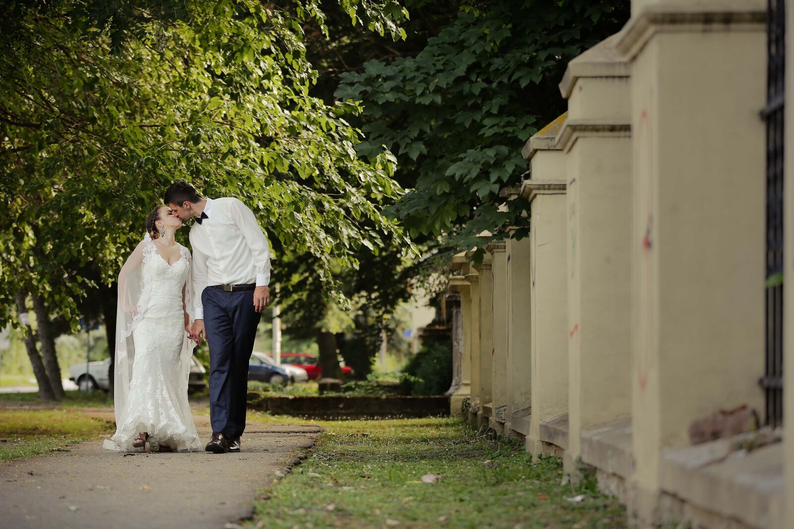 Canon EOS 5D Mark III sample photo. Kiss, bride, husband, street photography