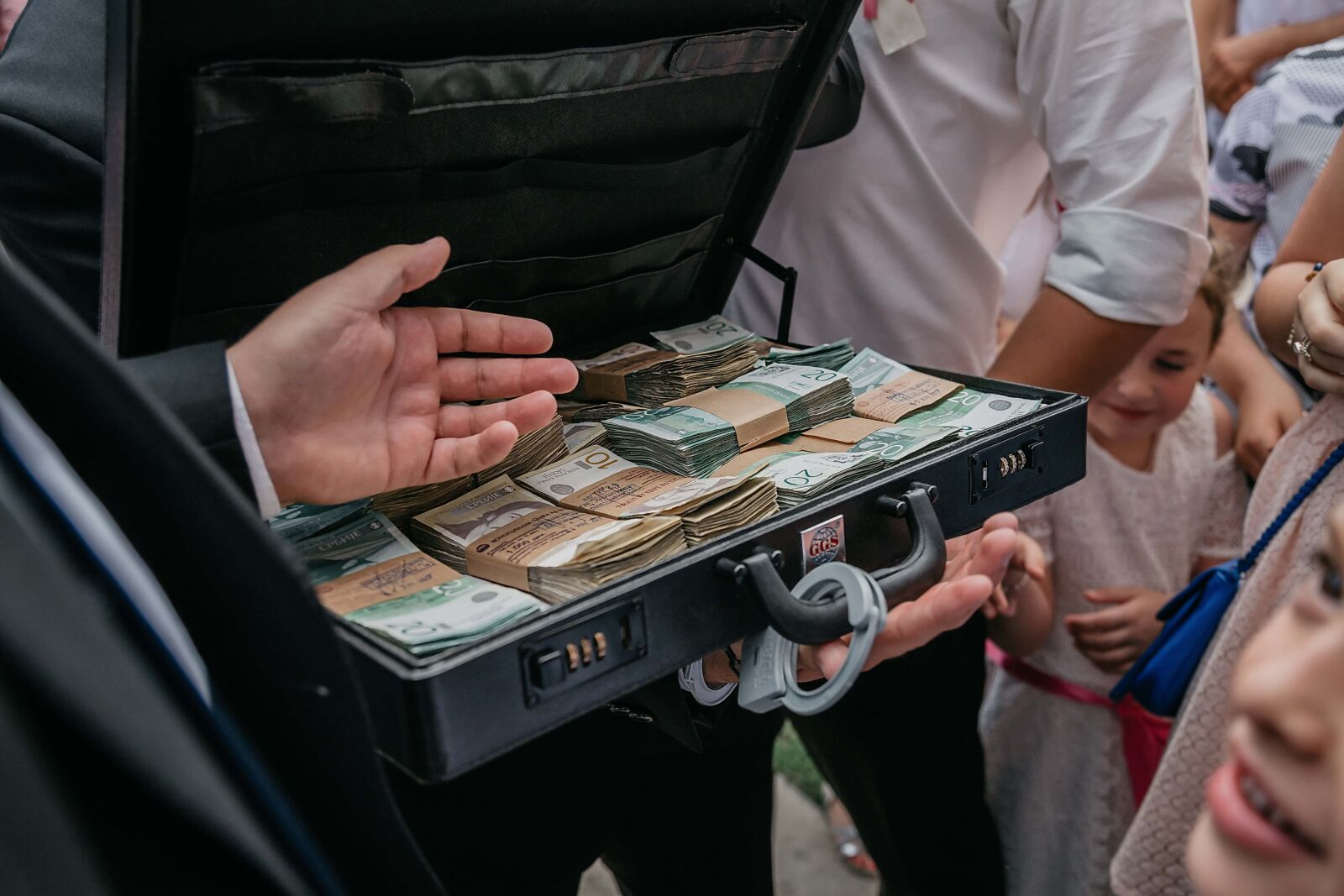 Canon EF 24-105mm F4L IS USM sample photo. Cash, bushes, businessman, paper photography
