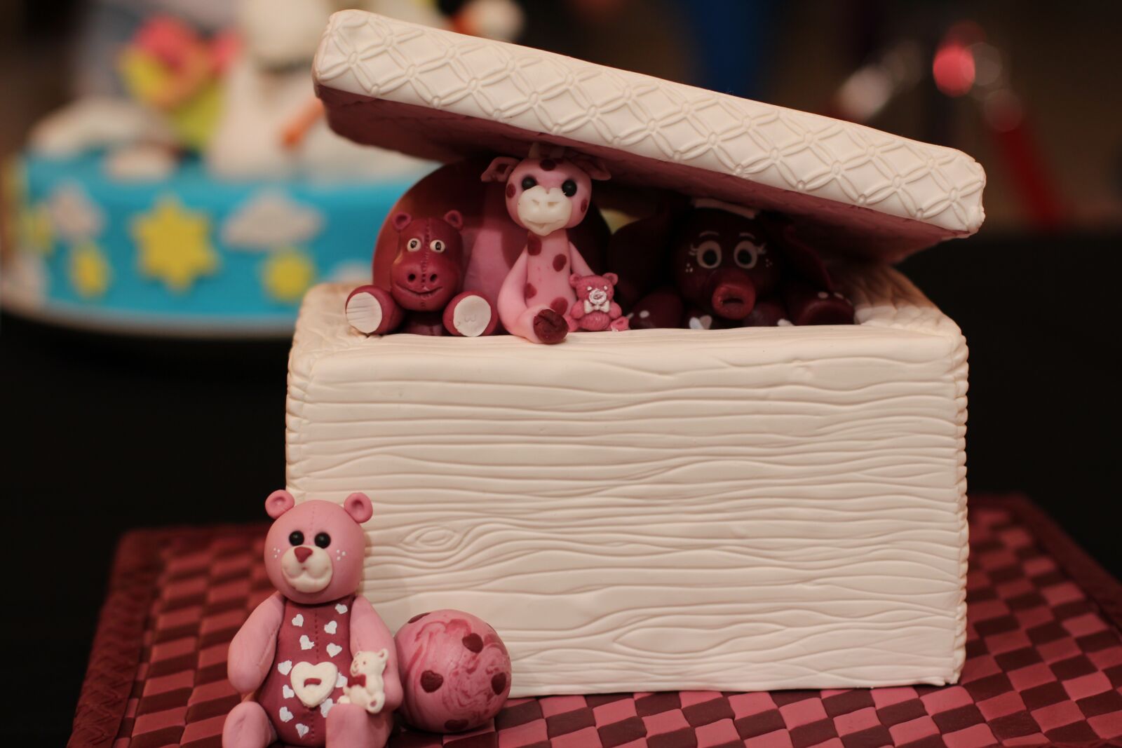 Canon EOS 600D (Rebel EOS T3i / EOS Kiss X5) + Canon EF 50mm F1.4 USM sample photo. Cake, figure, sweet photography