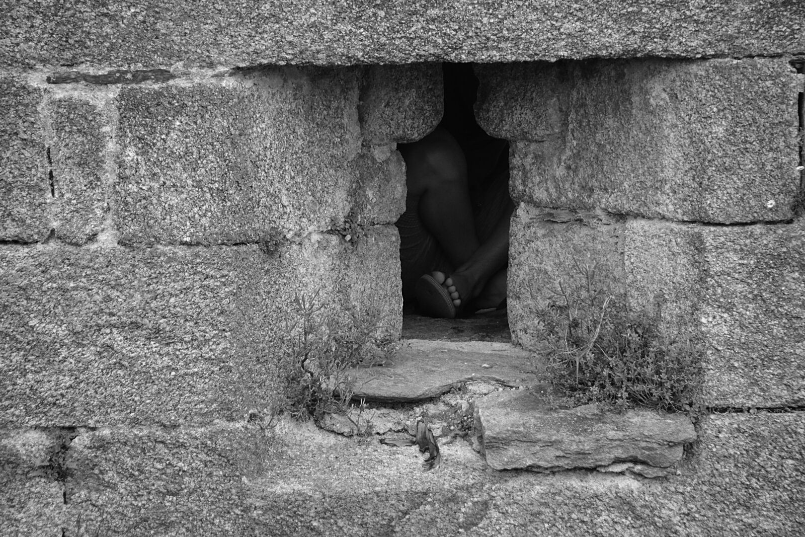 Nikon D5200 sample photo. Wall, murderess, feet photography