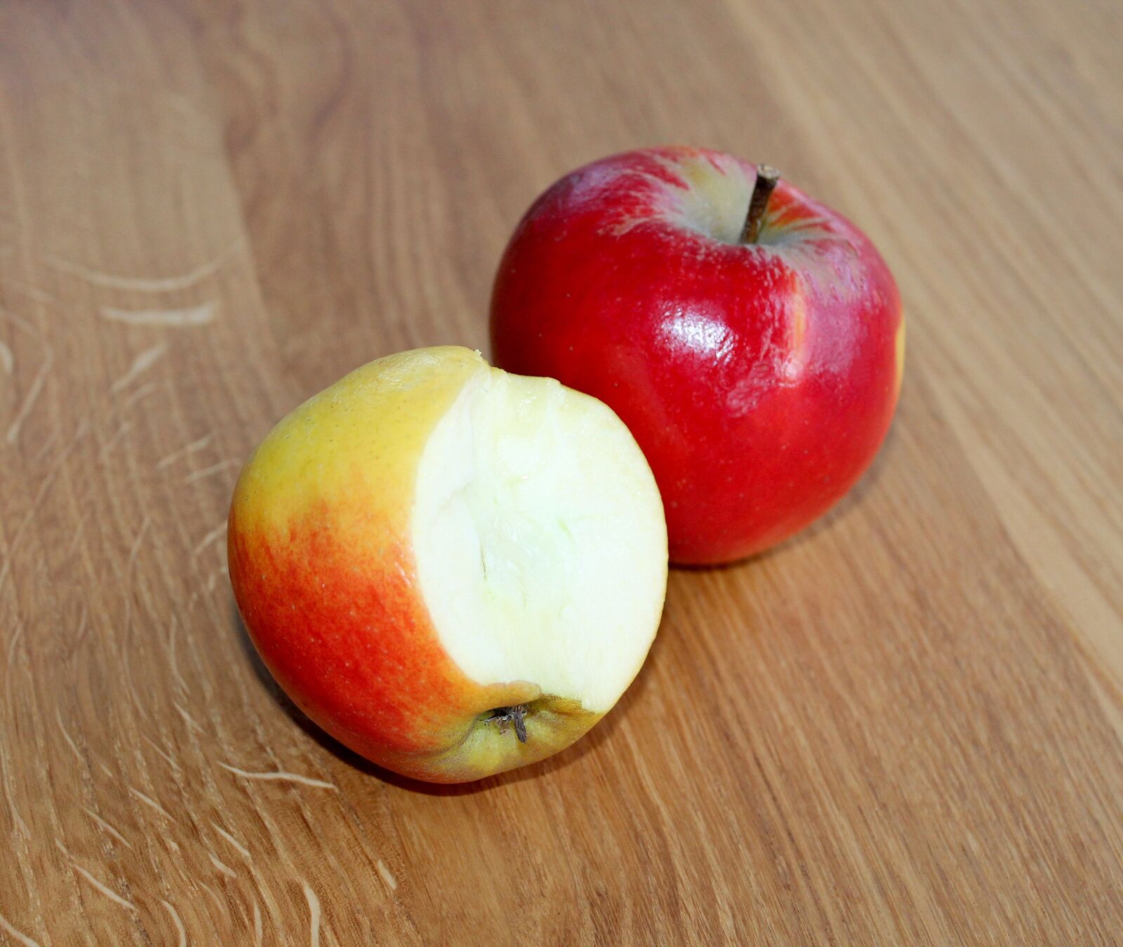 Canon EOS 1100D (EOS Rebel T3 / EOS Kiss X50) sample photo. Apples, red, dining photography