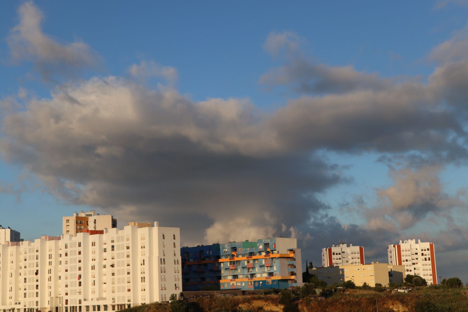 Canon EOS 250D (EOS Rebel SL3 / EOS Kiss X10 / EOS 200D II) sample photo. Clouds, landscape, sky photography