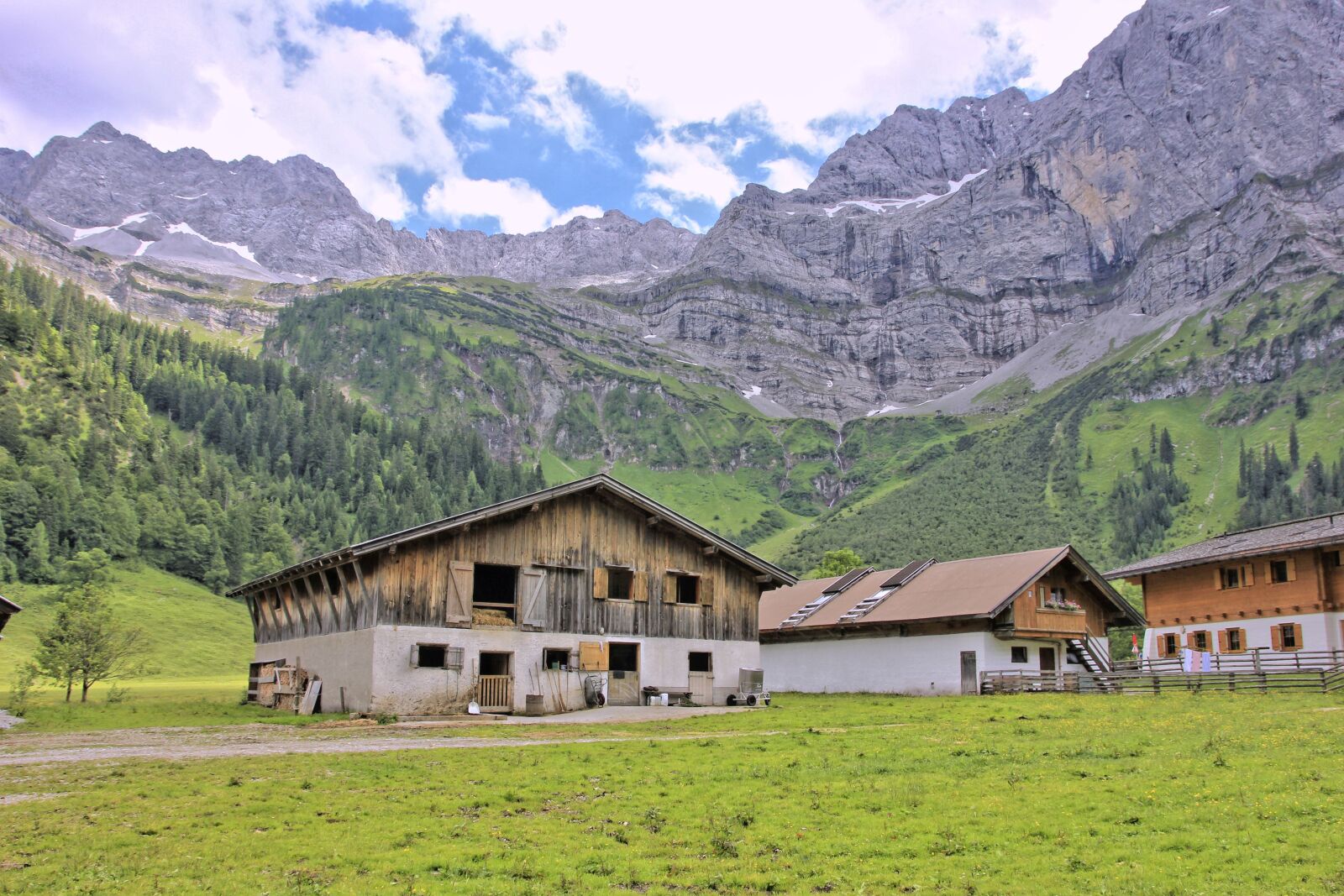 Canon EOS 550D (EOS Rebel T2i / EOS Kiss X4) sample photo. Mountain, nature, house photography