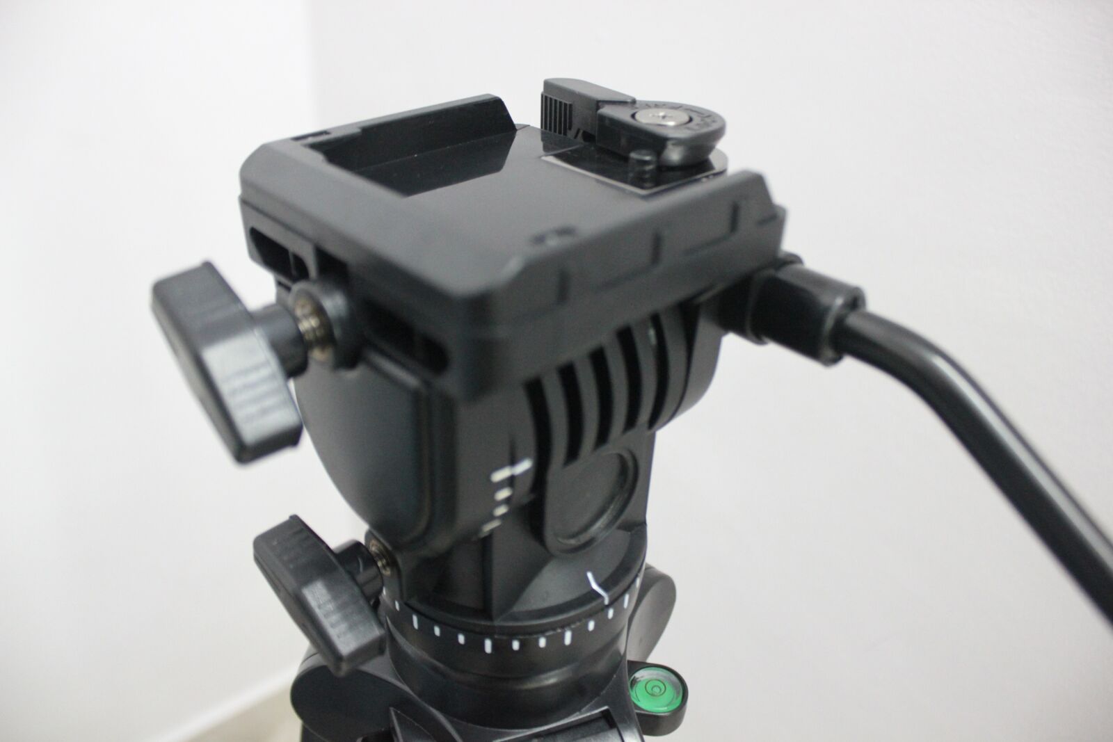 Canon EOS 550D (EOS Rebel T2i / EOS Kiss X4) sample photo. Tripod, tripod head, photography photography